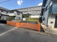 【神奈川県/横浜市神奈川区浦島丘】横浜市神奈川区浦島丘　土地 現地：現地写真　土地と道路とは平坦です。