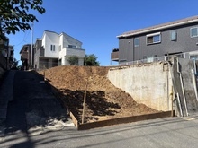 【神奈川県/横浜市鶴見区下末吉】横浜市鶴見区下末吉5丁目　土地 現地：本物件の擁壁は、購入者様と打合せの上、売主様の負担で解体予定です。