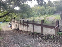 【神奈川県/相模原市南区磯部】相模原市南区磯部　土地 擁壁（対象地は右手側）