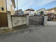 【神奈川県/横浜市南区中里】南区中里1丁目　売地 現地（古家あり）：現地写真　間口は約5.0ｍです。