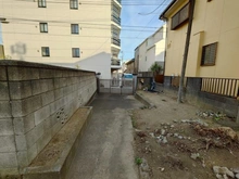 【神奈川県/横浜市南区中里】南区中里1丁目　売地 現地（古家あり）：現地写真　通路部分