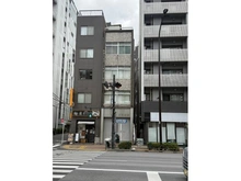 【東京都/千代田区神田神保町】千代田区神田神保町　古家付土地 現地（古家あり）：※写真中央4階建ての建物部分の土地