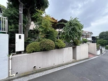 【神奈川県/横浜市保土ケ谷区常盤台】保土ケ谷区常盤台売地2区画（全3区画） 現地（古家あり）：2区画（全３区画）　真ん中