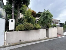 【神奈川県/横浜市保土ケ谷区常盤台】保土ケ谷区常盤台売地3区画（全3区画） 現地（古家あり）：3区画（全３区画）　右側