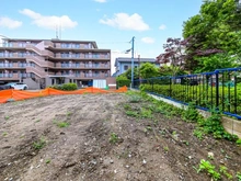 【東京都/足立区伊興】足立区伊興4丁目　2区画 現地：全２区画　右：２区画　左：１区画