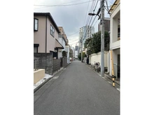 【東京都/新宿区西新宿】新宿区西新宿四丁目　建物付土地 前面道路