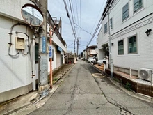 【東京都/三鷹市中原】三鷹市中原三丁目　土地（古屋付） 前面道路：東側（南側からの撮影）