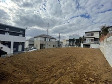 【神奈川県/川崎市麻生区多摩美】川崎市麻生区多摩美一丁目　A区画 現地：全2区画／奥側