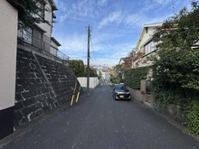 【神奈川県/川崎市麻生区東百合丘】川崎市麻生区東百合丘二丁目　古家付土地 前面道路