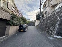 【神奈川県/川崎市麻生区東百合丘】川崎市麻生区東百合丘二丁目　古家付土地 前面道路