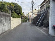 【神奈川県/川崎市麻生区東百合丘】川崎市麻生区東百合丘二丁目　古家付土地 前面道路