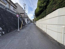 【神奈川県/川崎市麻生区東百合丘】川崎市麻生区東百合丘二丁目　古家付土地 前面道路