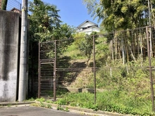 【神奈川県/横浜市栄区本郷台】横浜市栄区本郷台4丁目　土地 現地（古家あり）：東側から撮影