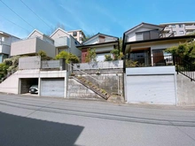 【神奈川県/横浜市青葉区美しが丘】横浜市青葉区美しが丘4丁目　土地 現地（古家あり）：対象不動産は中央