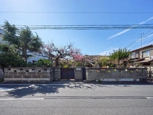 【東京都/杉並区今川】杉並区今川4丁目　土地 現地（古家あり）：対象物件：写真左側