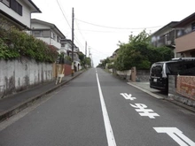 【東京都/日野市平山】日野市平山三丁目　土地 現地（古家あり）：物件から西へ