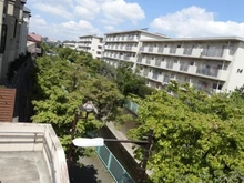 【東京都/杉並区高井戸西】杉並区高井戸西1丁目　土地 神田川（現地より約40m）：現地の旧分譲地から高井戸駅に向かう途中の通路階段からになります。
