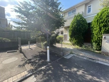 【東京都/三鷹市北野】三鷹市北野1丁目　売地 現地（古家あり）：前面道路から敷地南西側を撮影