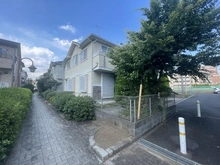 【東京都/三鷹市北野】三鷹市北野1丁目　売地 現地（古家あり）：南西側遊歩道より、対象不動産を撮影