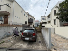 【東京都/世田谷区赤堤】世田谷区赤堤一丁目　古家付き売地 現地（古家あり）：中央の奥が本地です