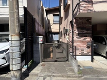 【東京都/品川区大崎】品川区大崎2丁目　売地 現地（古家あり）：写真中央が該当物件