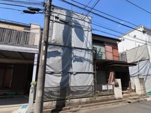 【神奈川県/川崎市高津区新作】高津区新作4丁目　売地　1区画 現地（古家あり）：左側部分