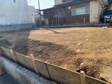 【神奈川県/川崎市宮前区神木本町】川崎市宮前区神木本町3丁目　古家付き土地 現地（古家あり）：奥の茶色の建物部分含む