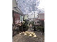 【神奈川県/川崎市高津区子母口】高津区子母口　古家付土地 現地（古家あり）：奥の緑の建物部分