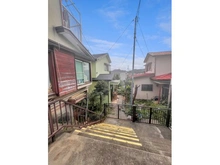 【神奈川県/川崎市高津区子母口】高津区子母口　古家付土地 現地（古家あり）：奥の緑の建物部分