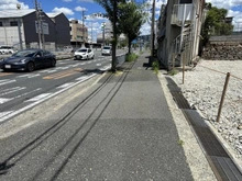 【大阪府/池田市豊島北】池田市豊島北一丁目 土地 前面道路：歩道部分(南側より撮影)