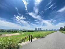 【東京都/大田区東六郷】大田区東六郷3丁目　建築条件付 多摩川緑地（現地より約795m）：サッカー場・テニスコート・野球場が揃う多摩川河川敷。