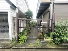 【東京都/江戸川区松江】江戸川区松江二丁目　土地 現地（古家あり）：写真中央右側対象物件