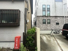 【東京都/江戸川区松江】江戸川区松江二丁目　土地 現地（古家あり）：写真中央左側対象物件