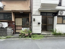 【東京都/墨田区墨田】墨田区墨田四丁目　古家付き土地 現地（古家あり）：対象不動産写真中央右側