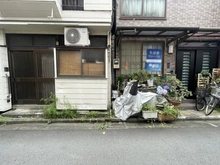 【東京都/墨田区墨田】墨田区墨田四丁目　古家付き土地 現地（古家あり）：対象不動産写真中央左側