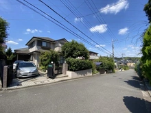 【神奈川県/横浜市青葉区あかね台】青葉区あかね台1丁目　売地(古家有) 前面道路