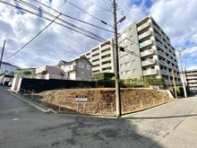 【神奈川県/横浜市青葉区藤が丘】青葉区藤が丘2丁目　売地 現地：東急田園都市線「青葉台」駅徒歩8分。275㎡の南東角地