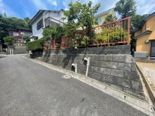 【神奈川県/横浜市緑区北八朔町】緑区北八朔町　売地 現地（古家あり）：南西側道路から撮影