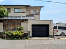 【兵庫県/芦屋市岩園町】芦屋市岩園町 古家付き土地 現地（古家あり）：シャッター付き、屋根付きの駐車場（1台）がございます。