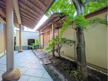 【兵庫県/芦屋市岩園町】芦屋市岩園町 古家付き土地 玄関：囲い+塀により区画を明確にし、敷地内が見えにくくなっております。