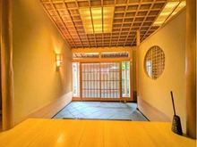 【兵庫県/芦屋市岩園町】芦屋市岩園町 古家付き土地 玄関：玄関扉は「格子窓」を用いており、外の光を玄関に取り込みます