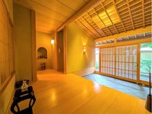 【兵庫県/芦屋市岩園町】芦屋市岩園町 古家付き土地 玄関：玄関扉は「格子窓」を用いており、外の光を玄関に取り込みます