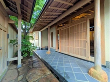 【兵庫県/芦屋市岩園町】芦屋市岩園町 古家付き土地 玄関：庇により雨や日光を避けられます。