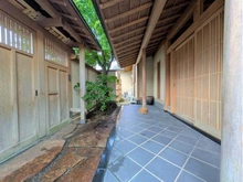 【兵庫県/芦屋市岩園町】芦屋市岩園町 古家付き土地 玄関：囲い+塀により区画を明確にし、敷地内が見えにくくなっております。