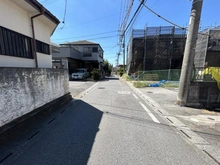 【埼玉県/鶴ヶ島市大字鶴ヶ丘】鶴ヶ島市大字鶴ケ丘　古家付売地 対象地の前面道路への入口付近の道路の様子