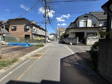 【埼玉県/鶴ヶ島市大字鶴ヶ丘】鶴ヶ島市大字鶴ケ丘　古家付売地 対象地の前面道路への入口付近の道路の様子