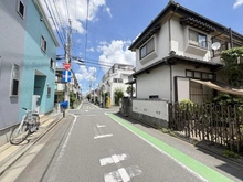 【埼玉県/新座市栄】新座市栄4丁目　古家付き土地 現地（古家あり）：西側前面道路約5.4m、歩道も確保されています。