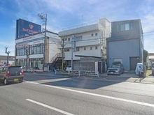 【東京都/東大和市中央】東大和市中央3丁目　売地 現地（古家あり）：写真中央の白い建物がある土地