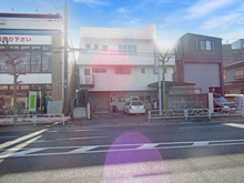 【東京都/東大和市中央】東大和市中央3丁目　売地 現地（古家あり）：写真正面の白い建物がある土地