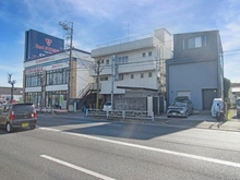 【東京都/東大和市中央】東大和市中央3丁目　売地 現地（古家あり）：写真中央の白い建物がある土地